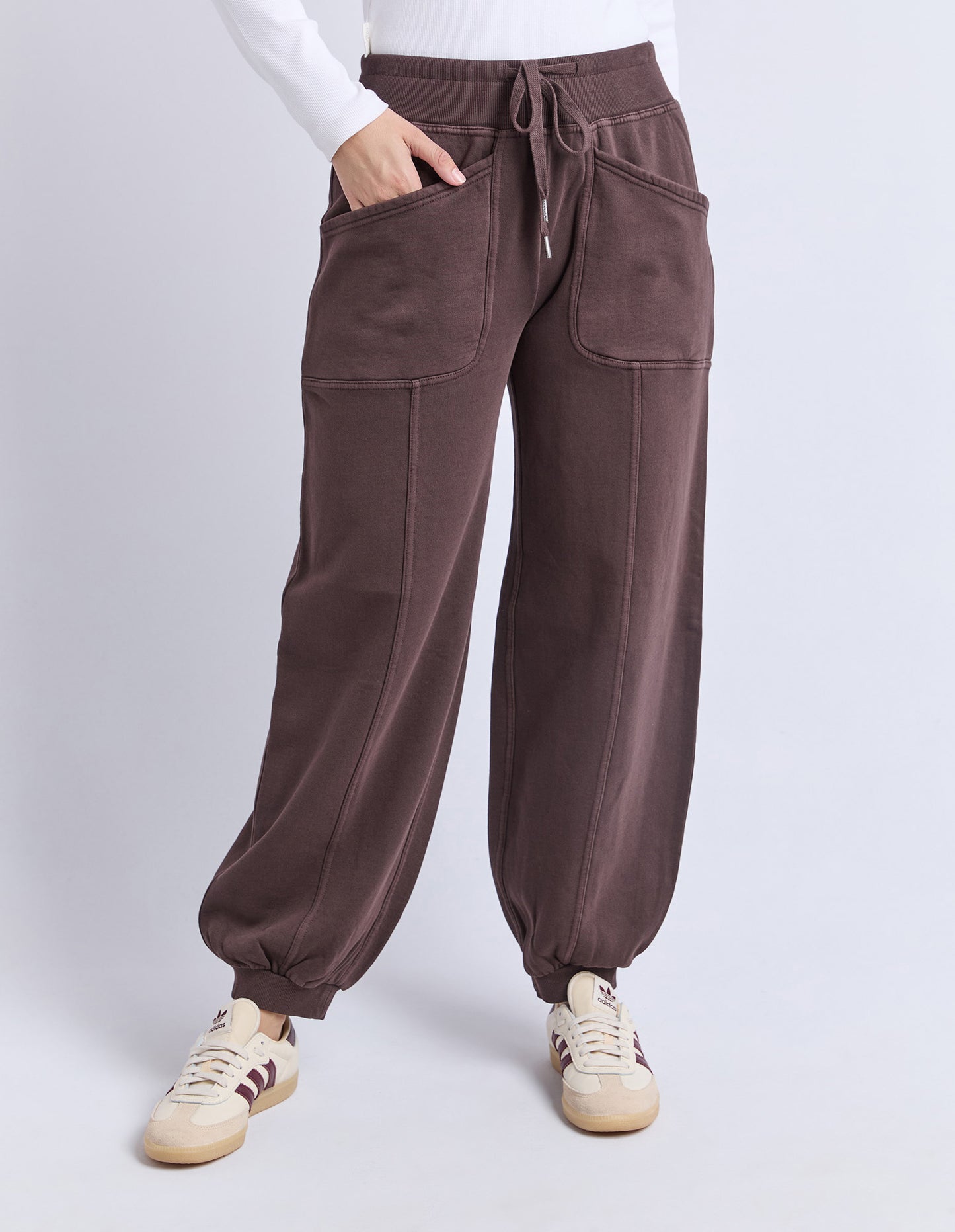 
                  
                    LEO TRACKPANT-COFFEE-DUE JUNE
                  
                