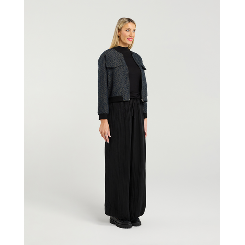 
                  
                    Et Alia Benny Bomber
                  
                