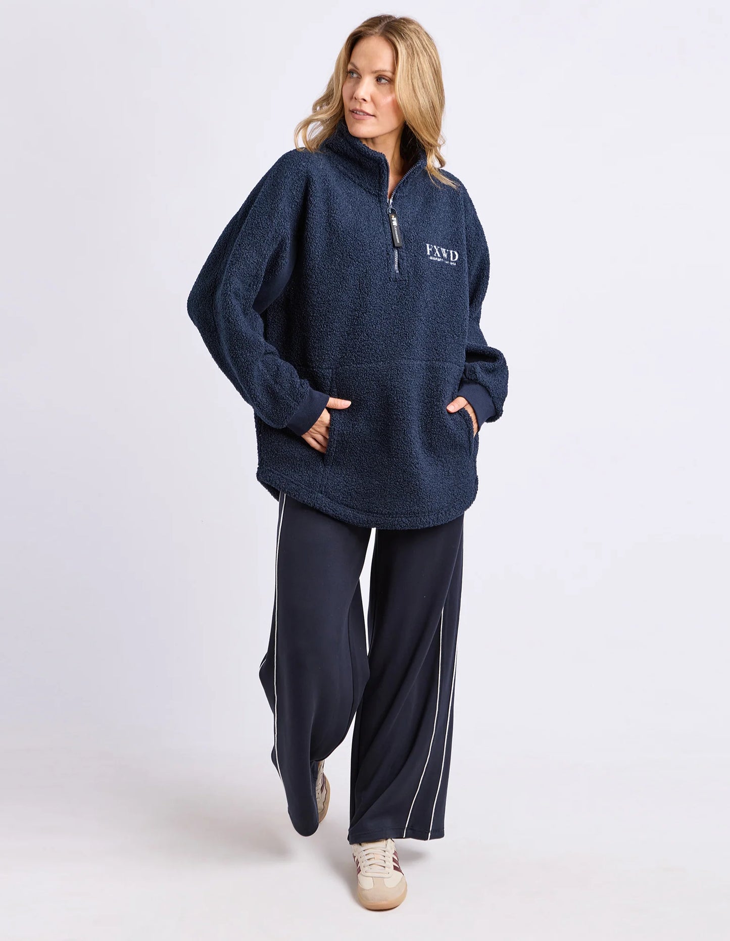 
                  
                    FOXWOOD WEEKEND BOUCLE CREW-NAVY
                  
                