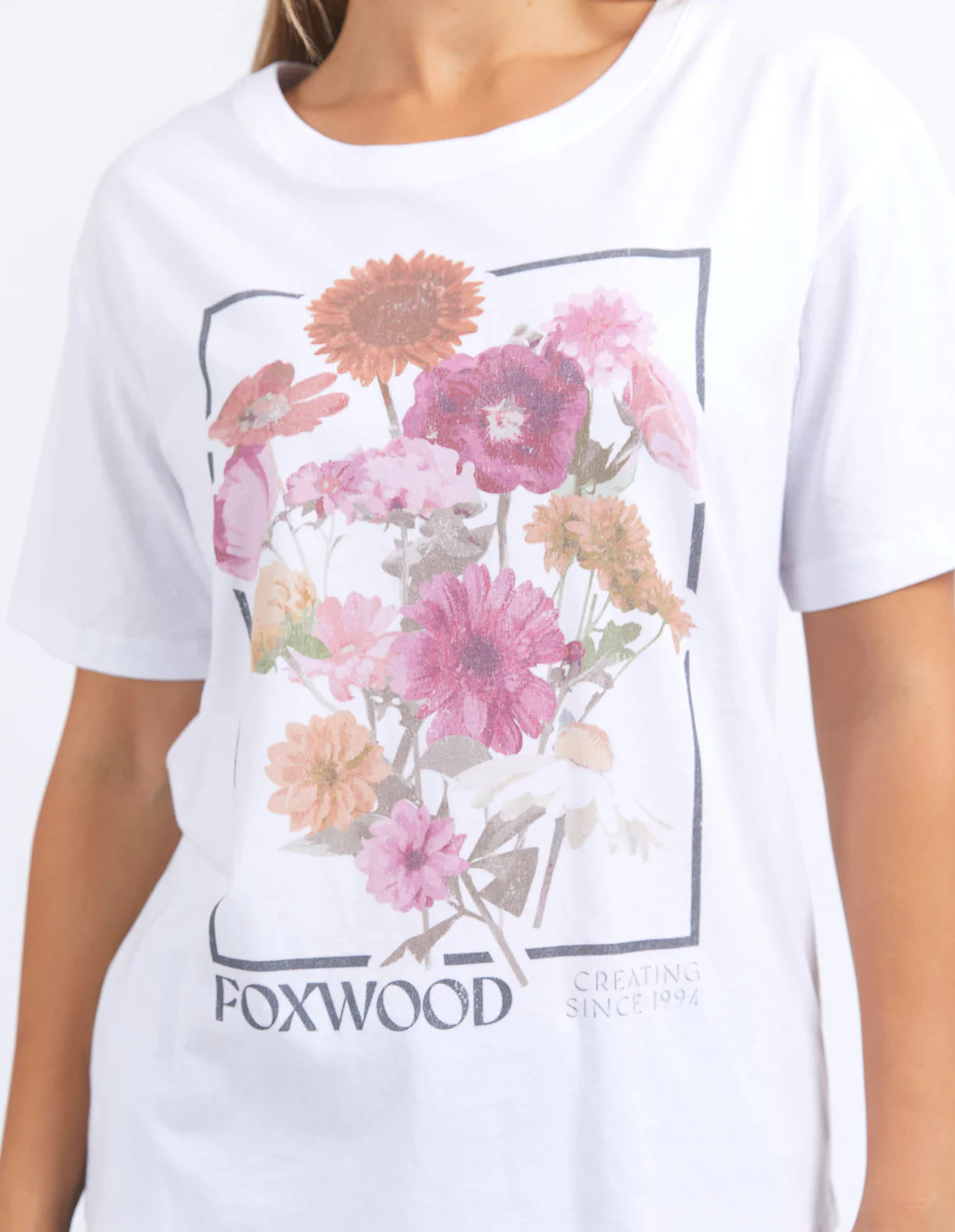 
                  
                    SIGNATURE TEE-in bloom tee -white
                  
                