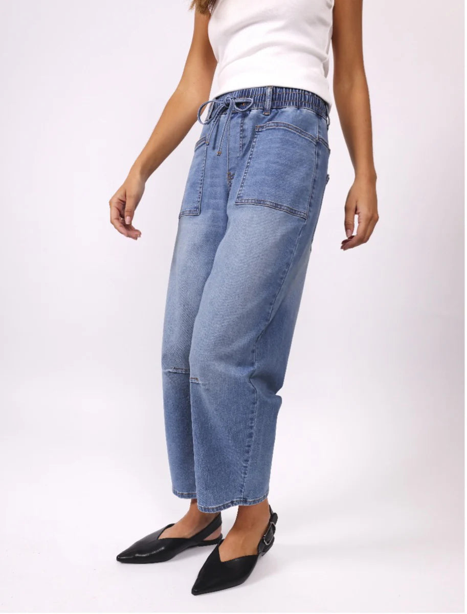
                  
                    PRE ORDER APRIL - LEO BARREL JEANS - BLUE
                  
                