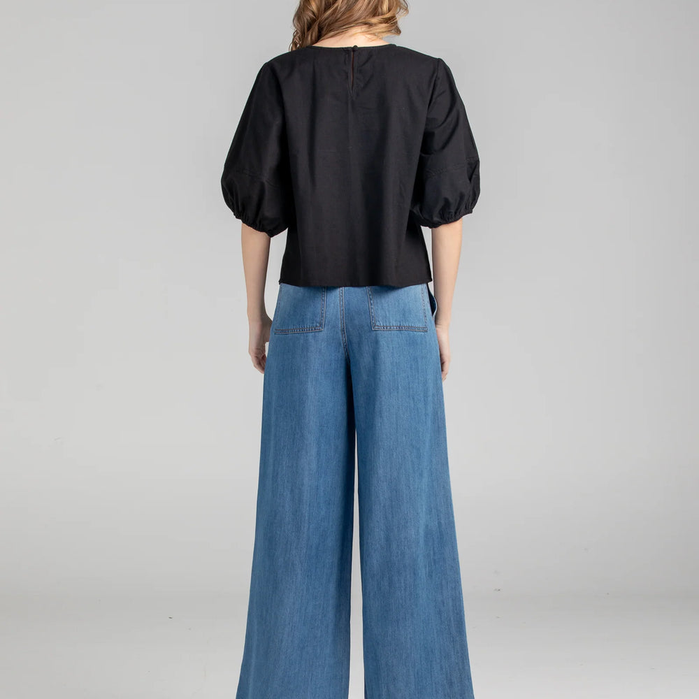 
                  
                    Ava Top Basic -BLACK
                  
                