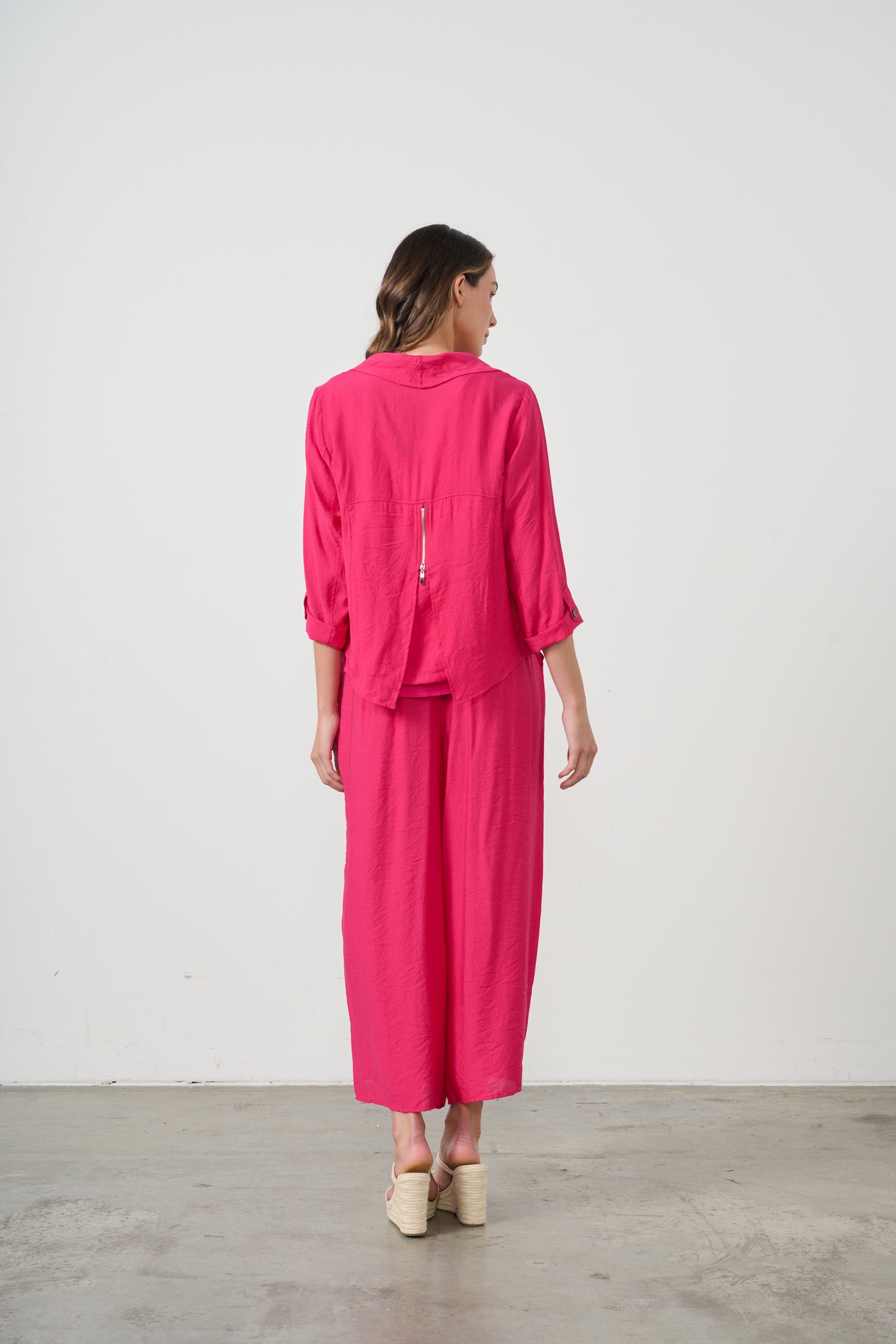 
                  
                    CZ1064-JACKET BACK FEATURE-HOT PINK
                  
                
