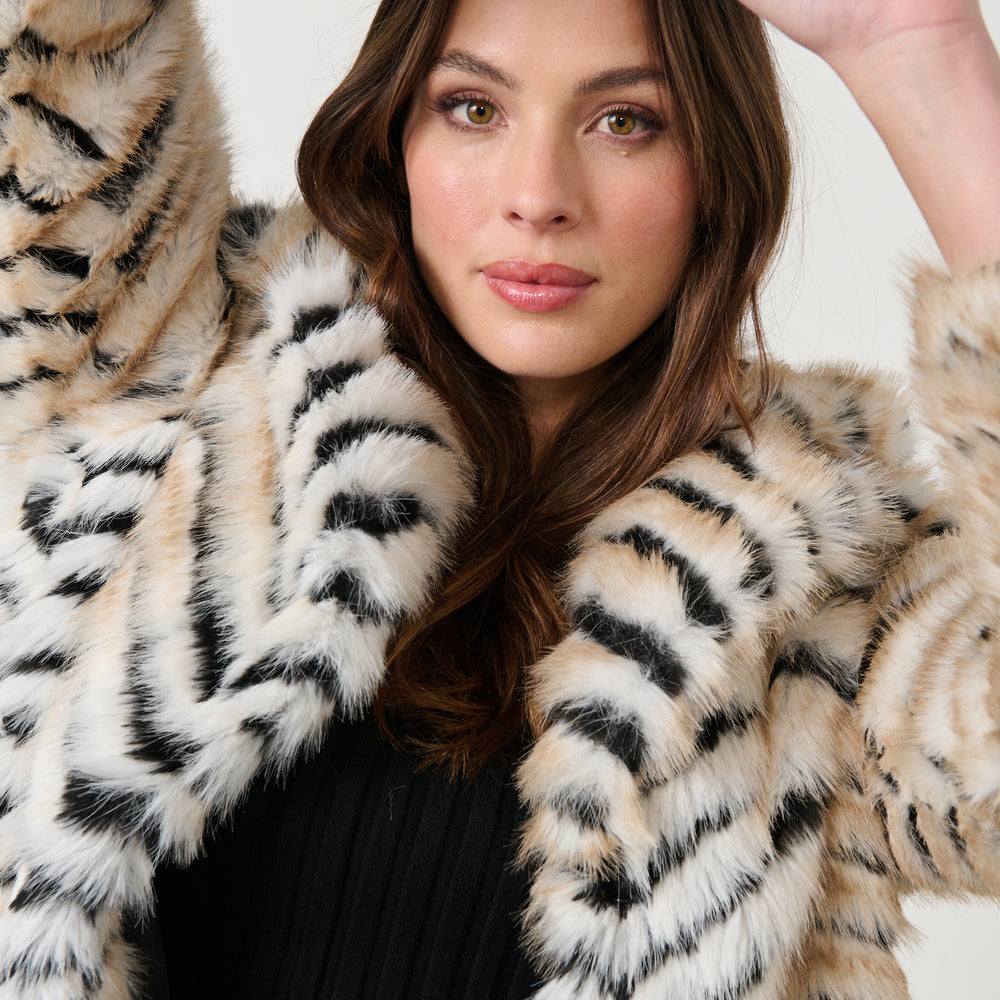 
                  
                    CZ968 Luxurious Chevron Coat
                  
                