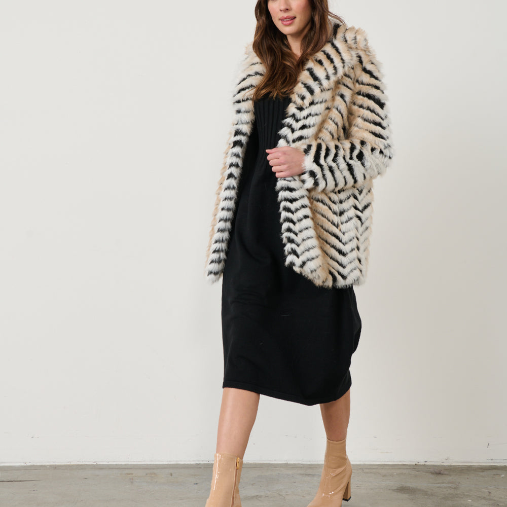 
                  
                    CZ968 Luxurious Chevron Coat
                  
                