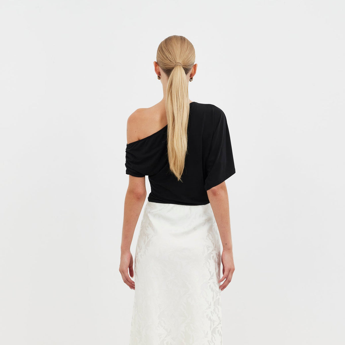 
                  
                    GAIA ONE SHOUDER TOP-BLACK
                  
                