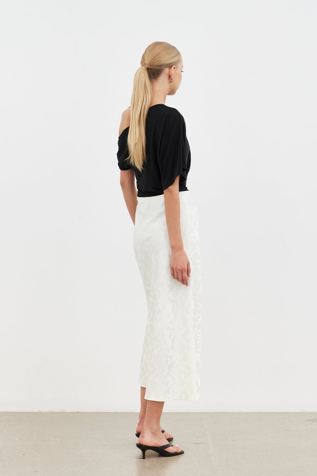 
                  
                    GAIA ONE SHOUDER TOP-BLACK
                  
                