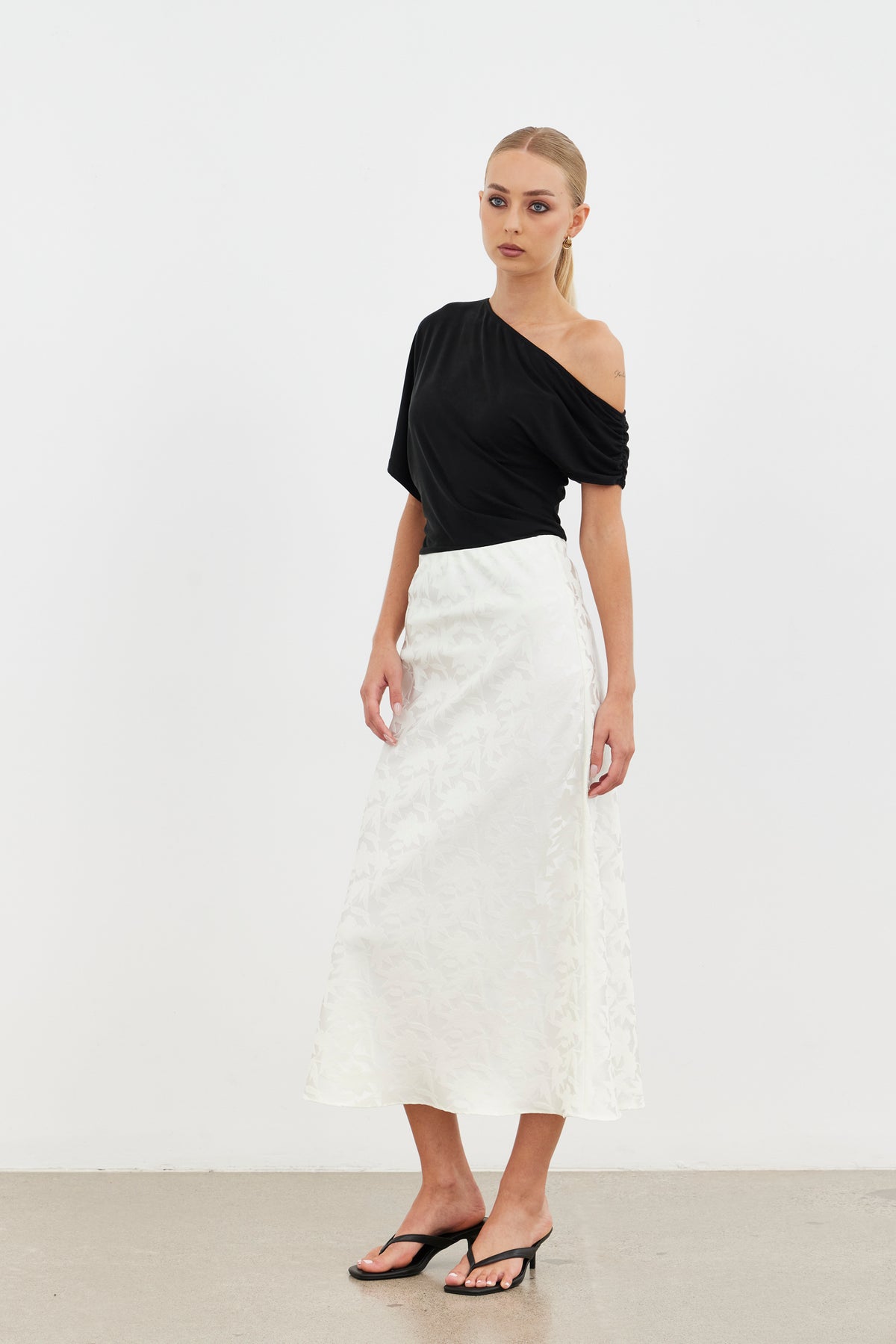 
                  
                    GAIA ONE SHOUDER TOP-BLACK
                  
                