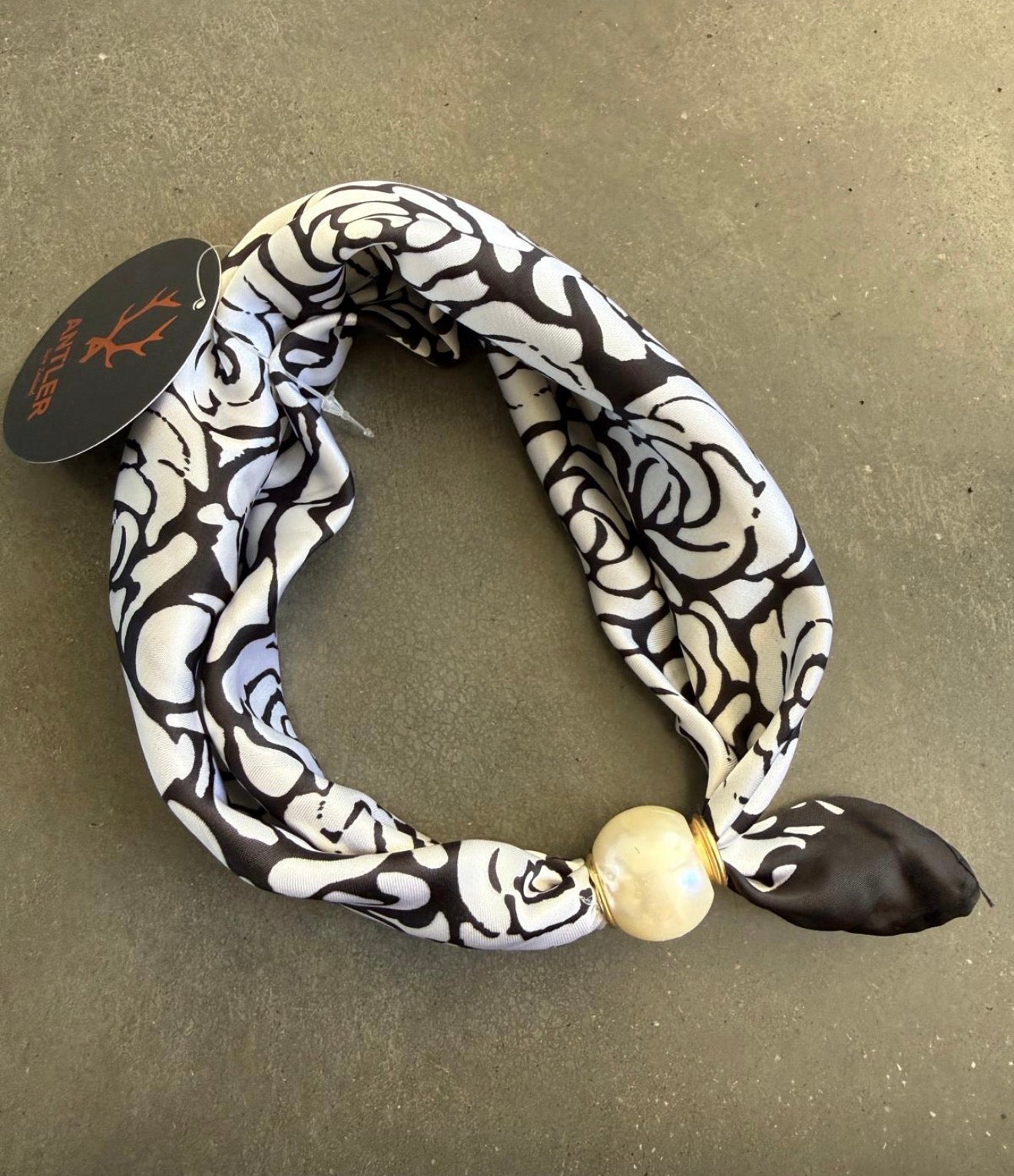 
                  
                    Pearl Fasten Neck Tie |Roses
                  
                