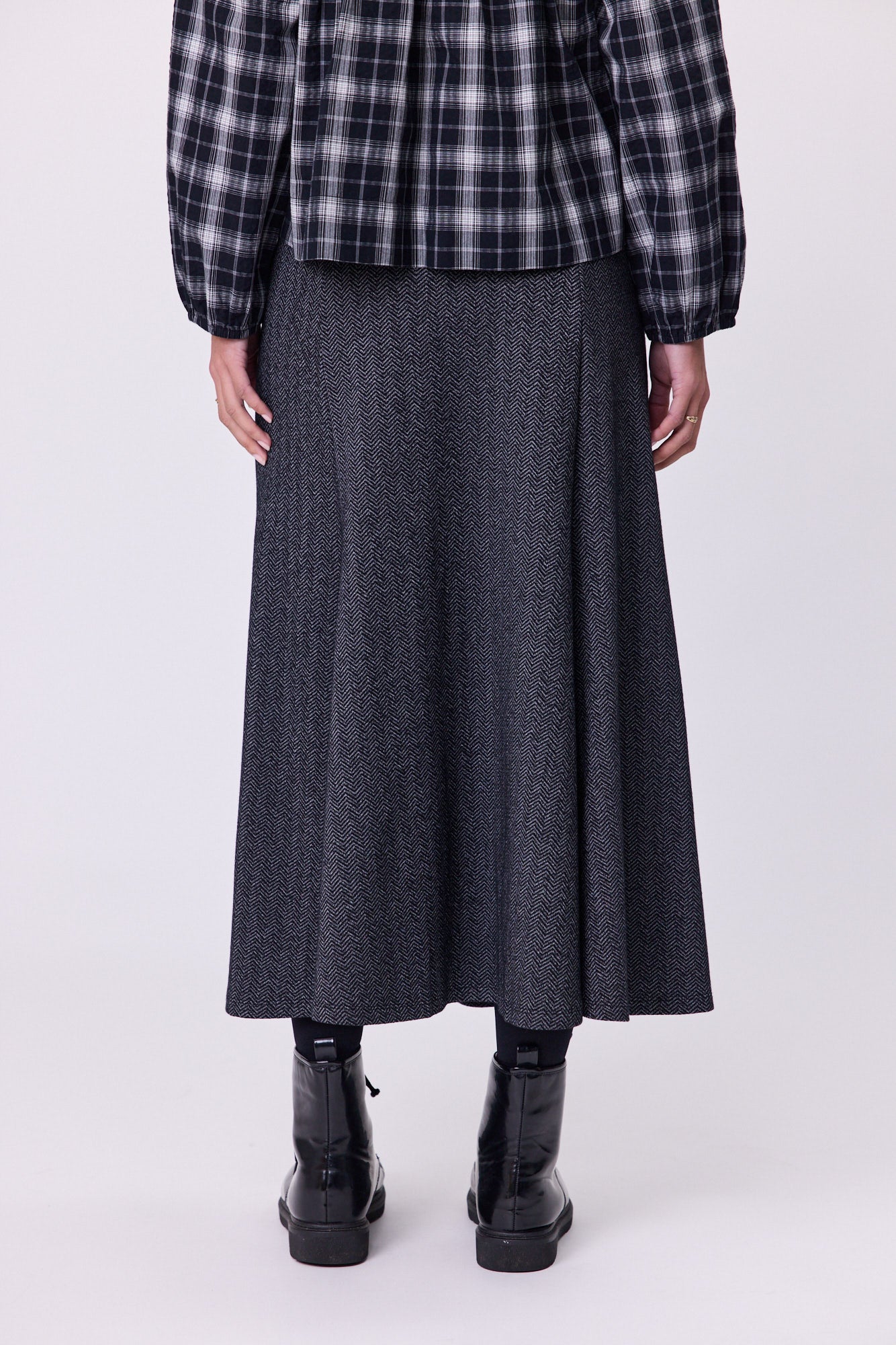 
                  
                    BATTEN SKIRT-GREY MARL
                  
                