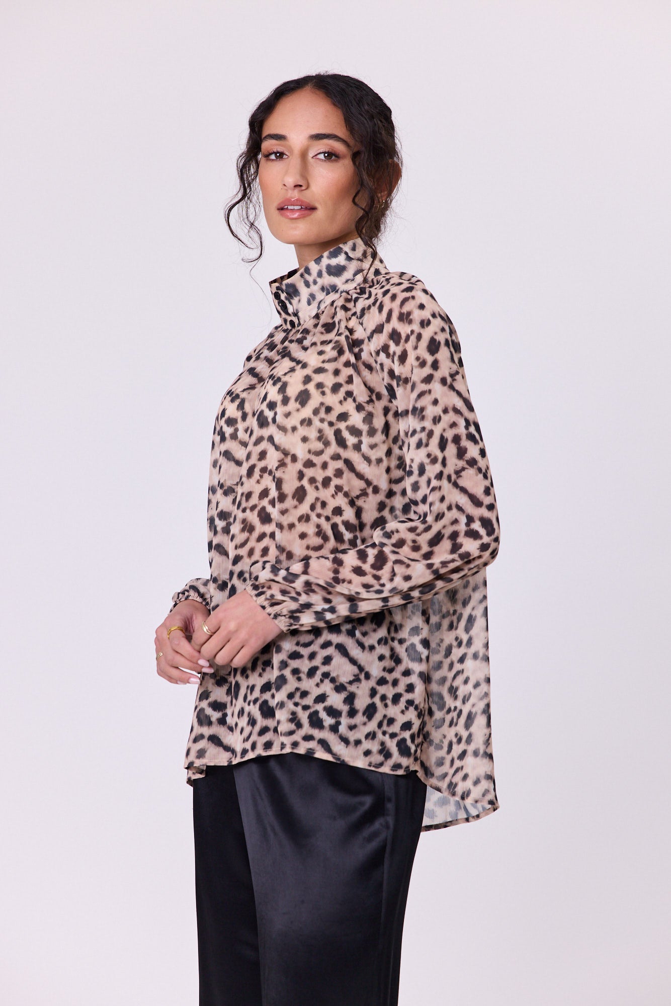 
                  
                    BOWIE BLOUSE-Animal
                  
                