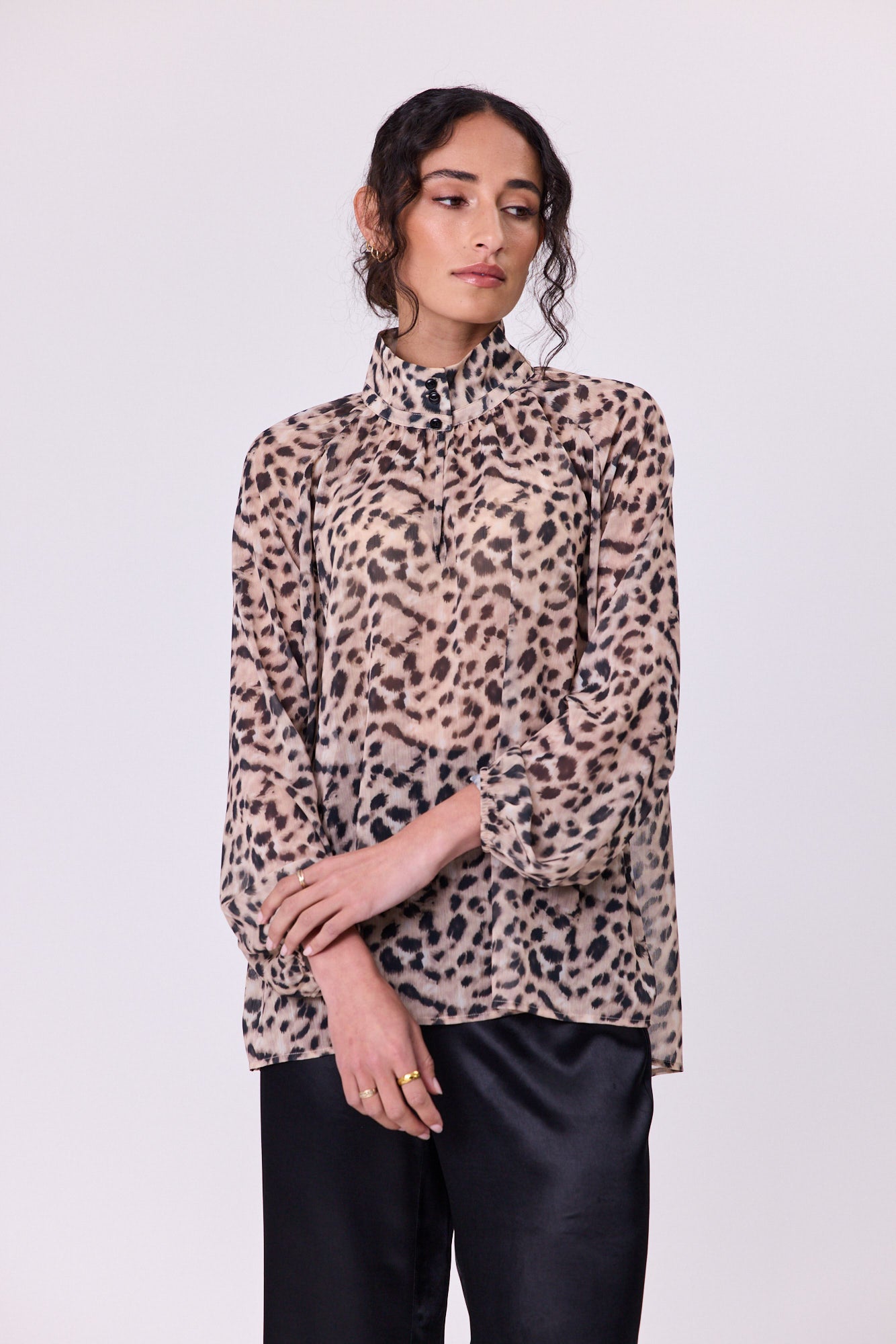 
                  
                    BOWIE BLOUSE-Animal
                  
                