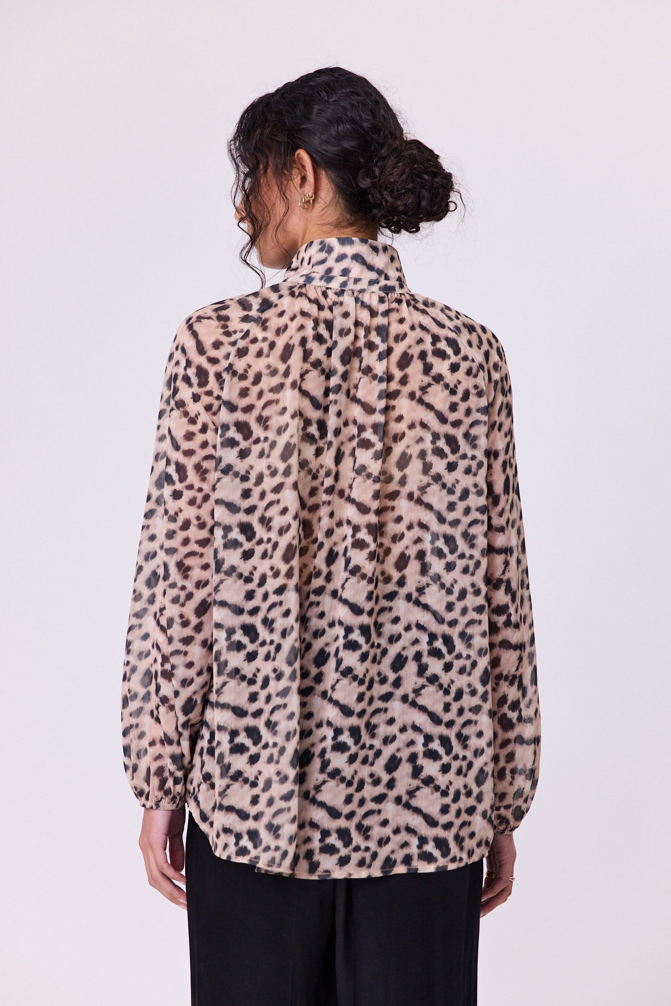 
                  
                    BOWIE BLOUSE-Animal
                  
                