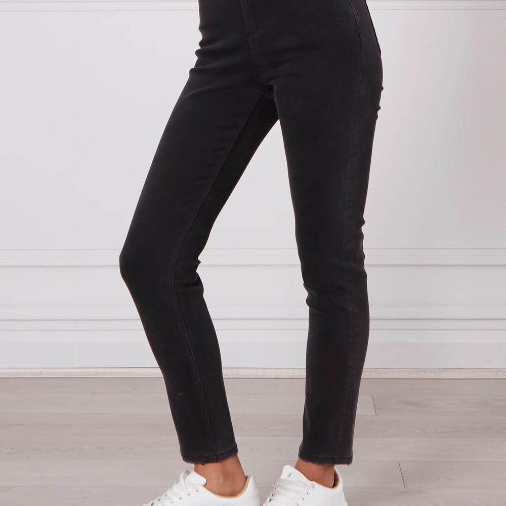 
                  
                    OLIVIA MOM JEAN - BLACK
                  
                