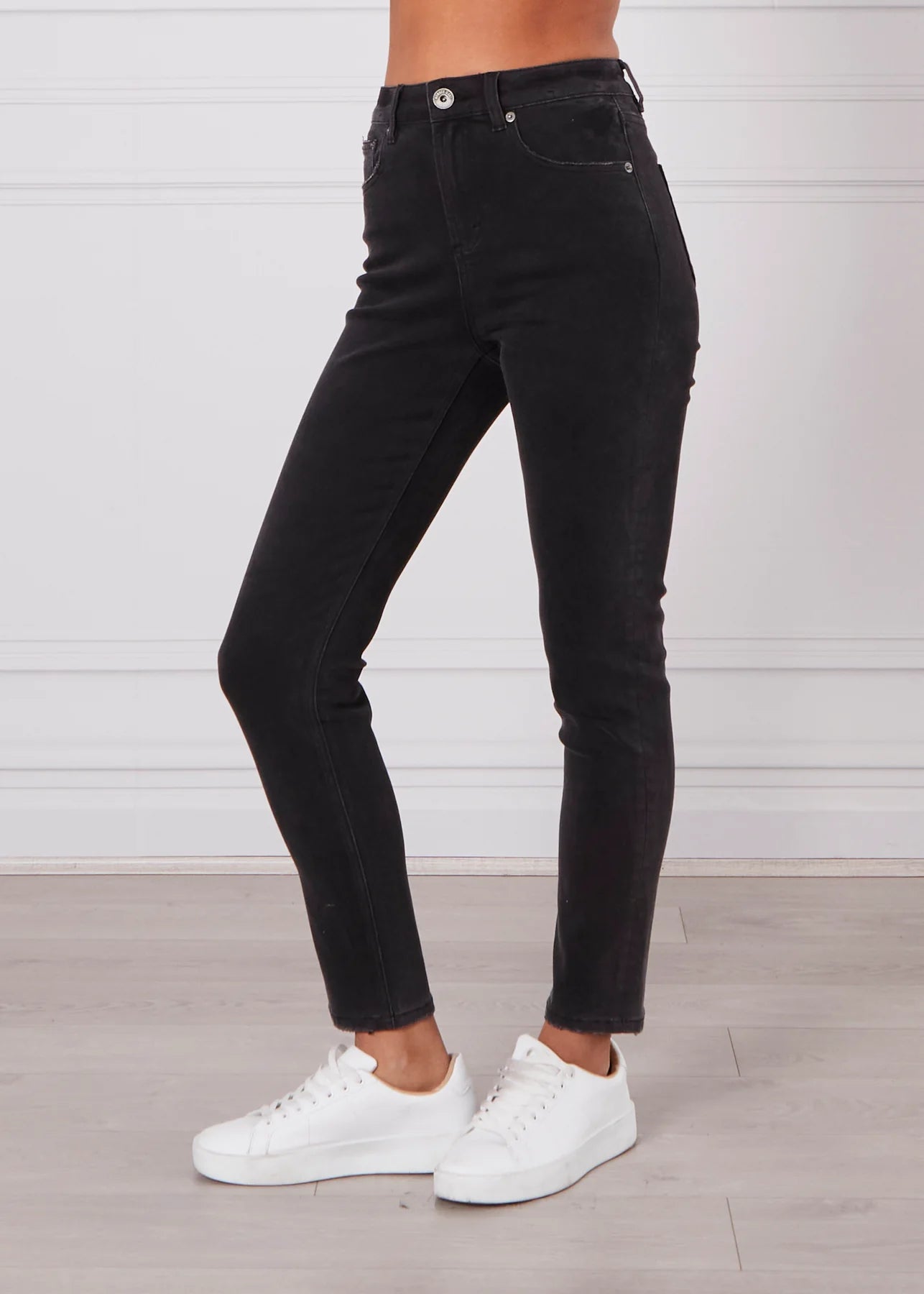 
                  
                    OLIVIA MOM JEAN - BLACK
                  
                
