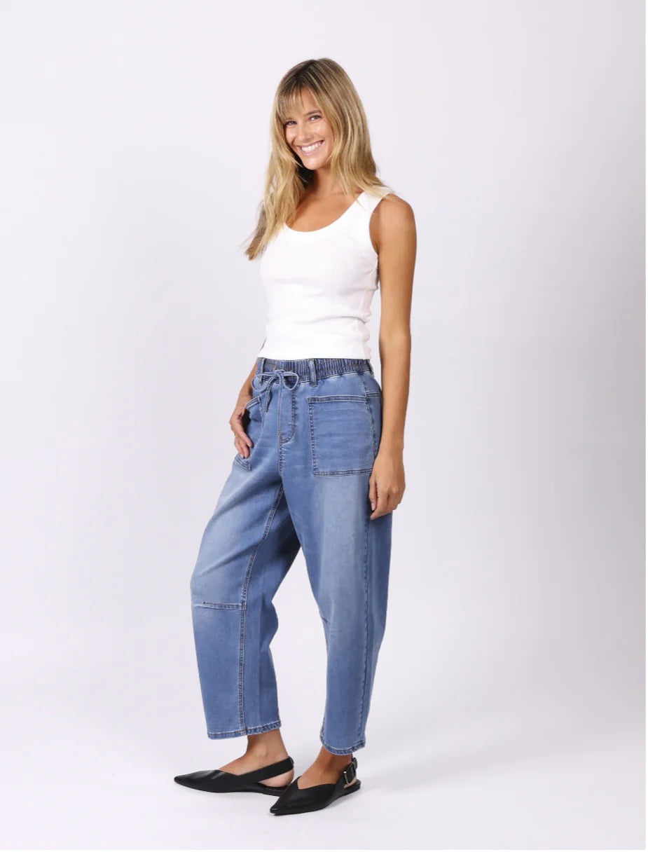 
                  
                    PRE ORDER APRIL - LEO BARREL JEANS - BLUE
                  
                