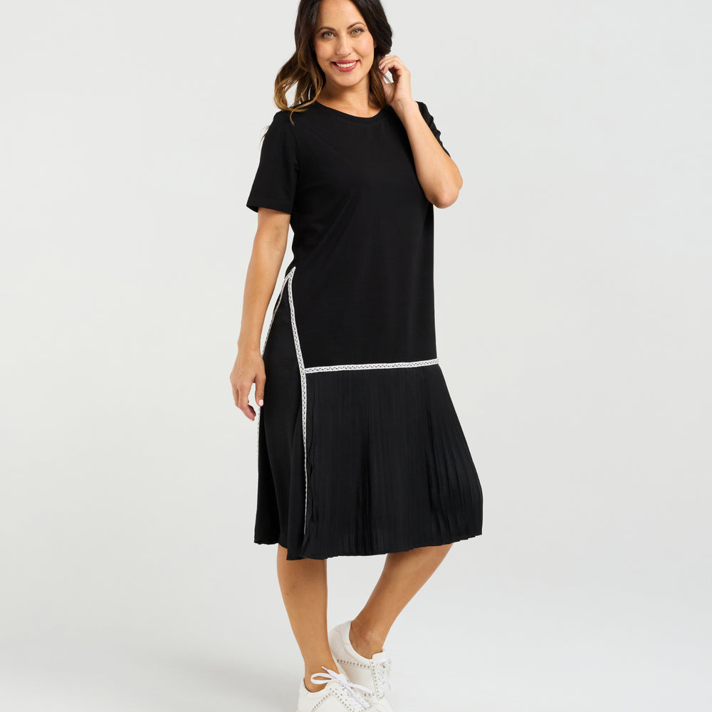 
                  
                    Noa Dress-Black
                  
                
