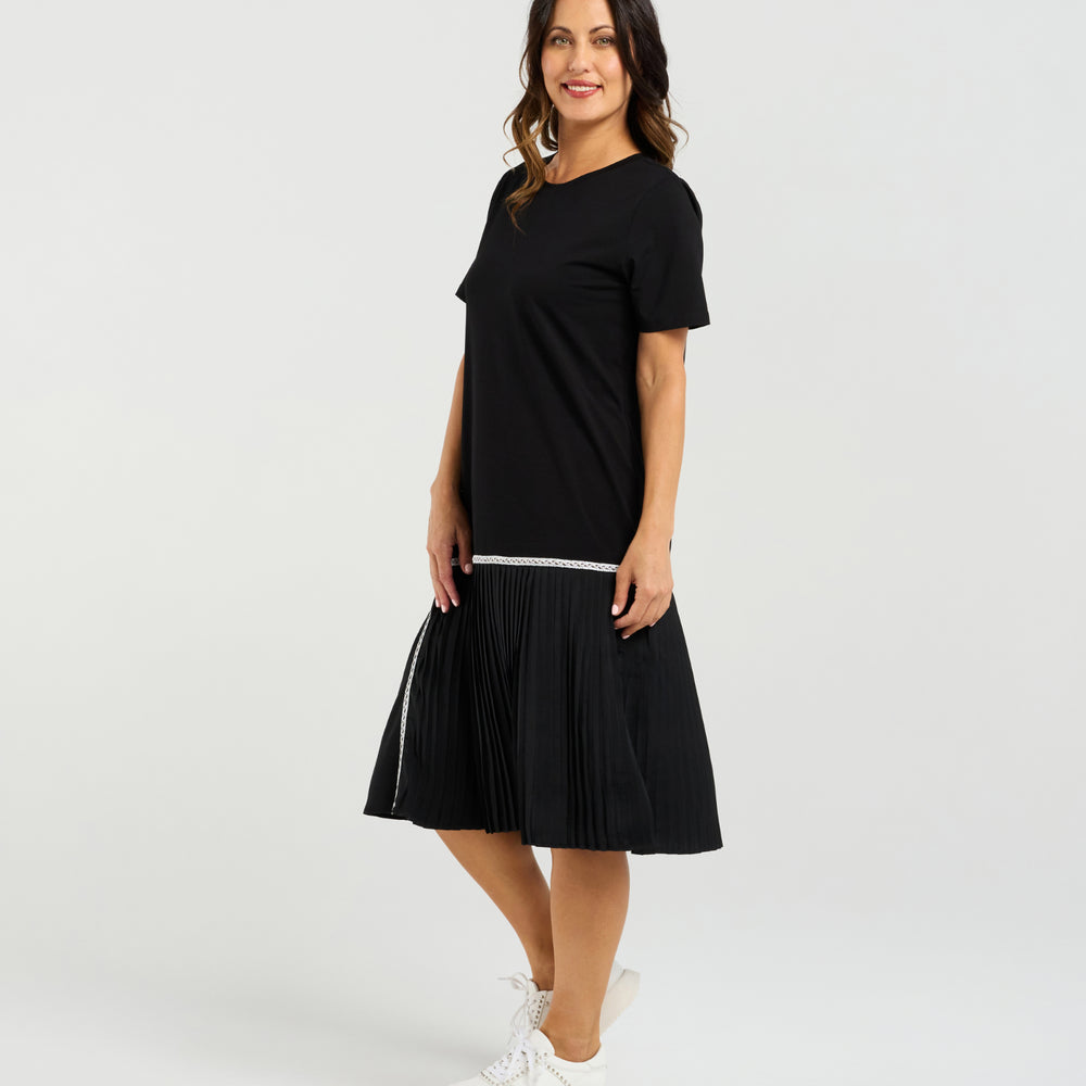 
                  
                    Noa Dress-Black
                  
                