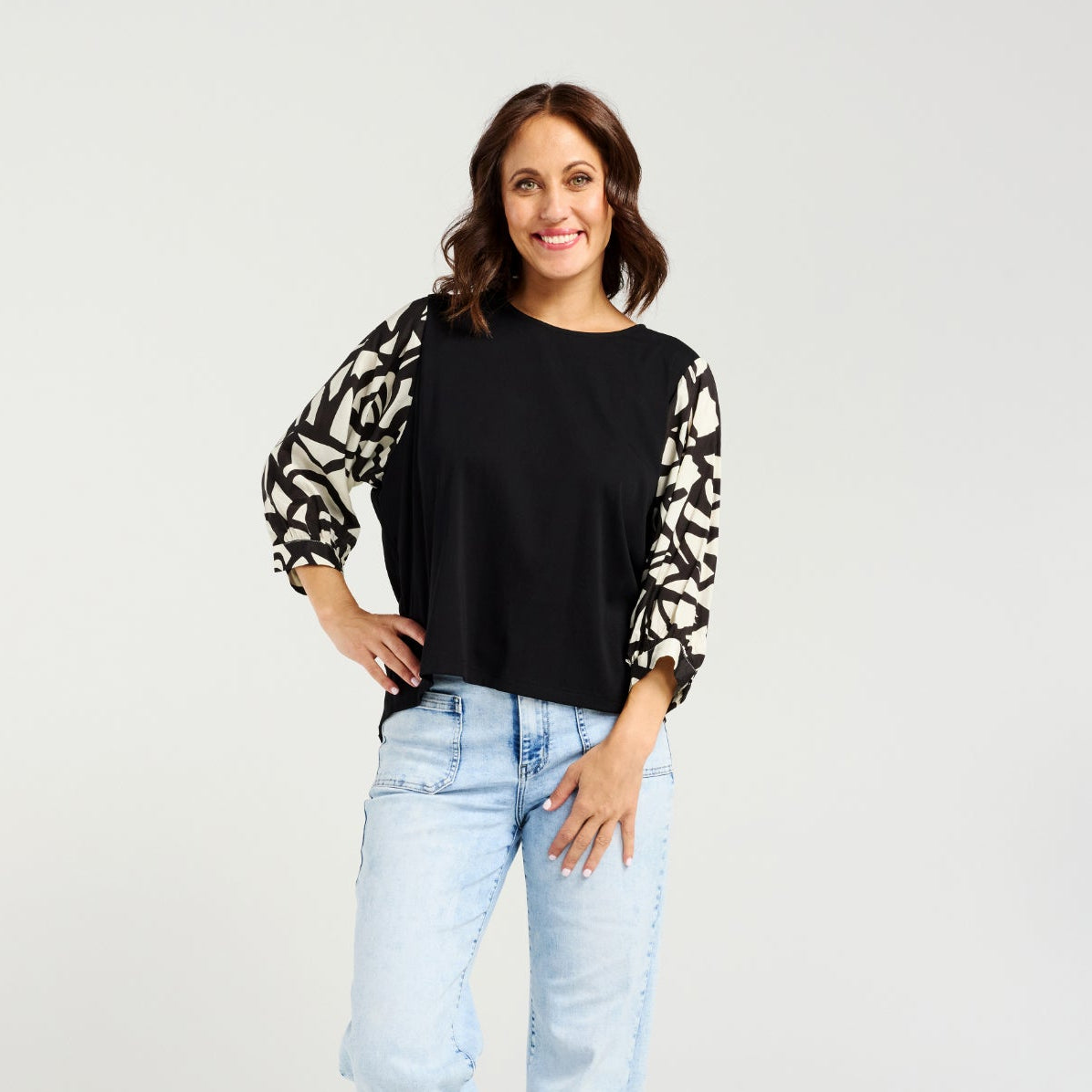 
                  
                    ZAFINA KIRA TOP-BOLD EDGE
                  
                