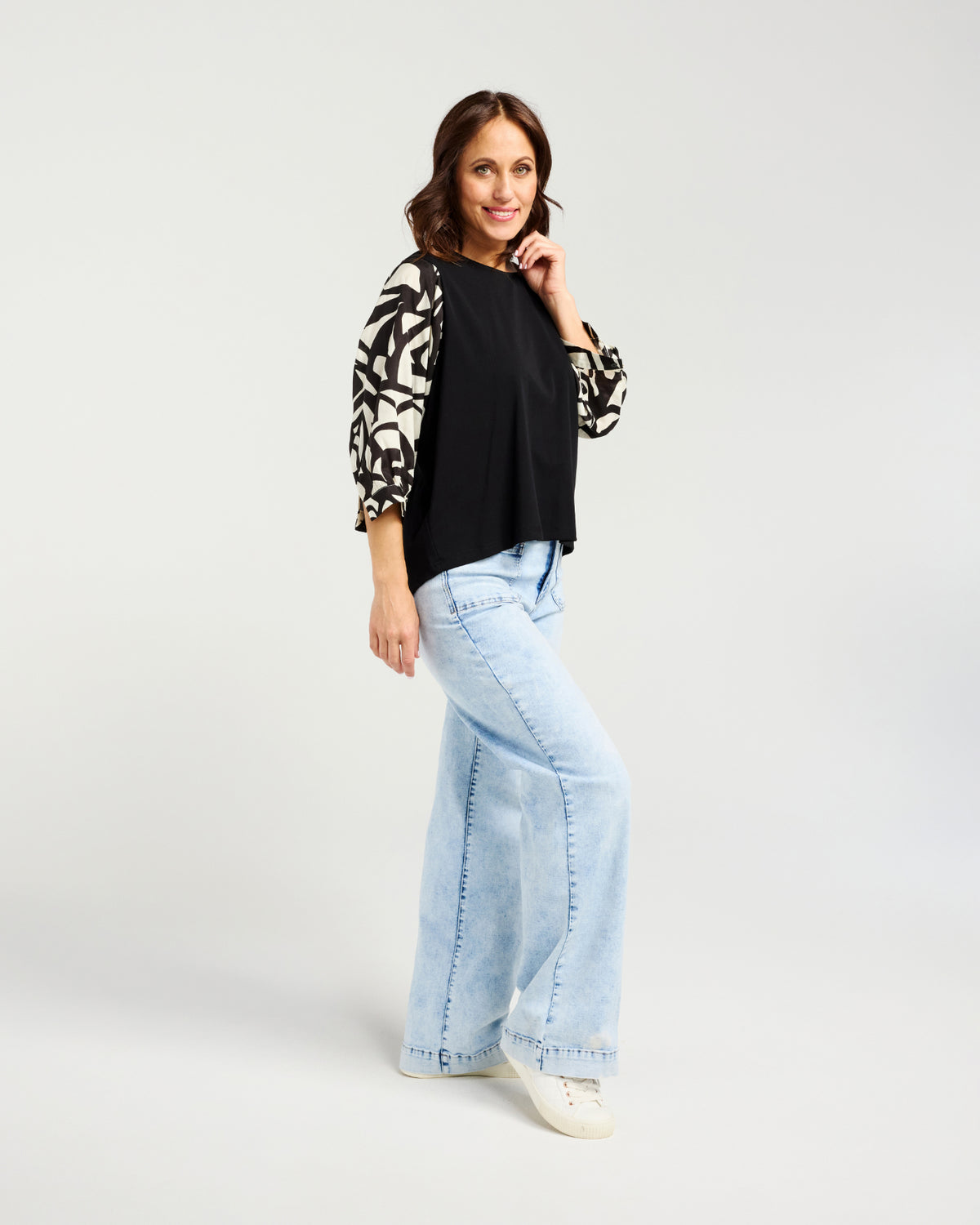 
                  
                    ZAFINA KIRA TOP-BOLD EDGE
                  
                