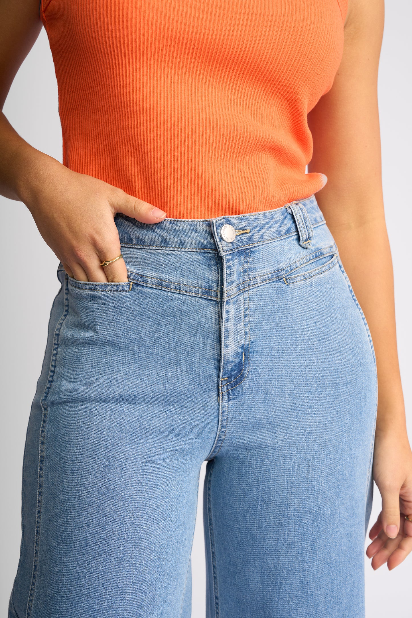 
                  
                    KNEWE INDEX JEAN-LIGHTWASH DENIM
                  
                