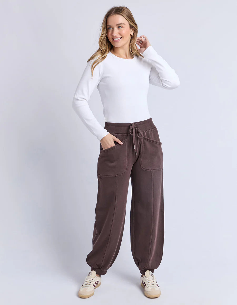 
                  
                    LEO TRACKPANT-COFFEE-DUE JUNE
                  
                