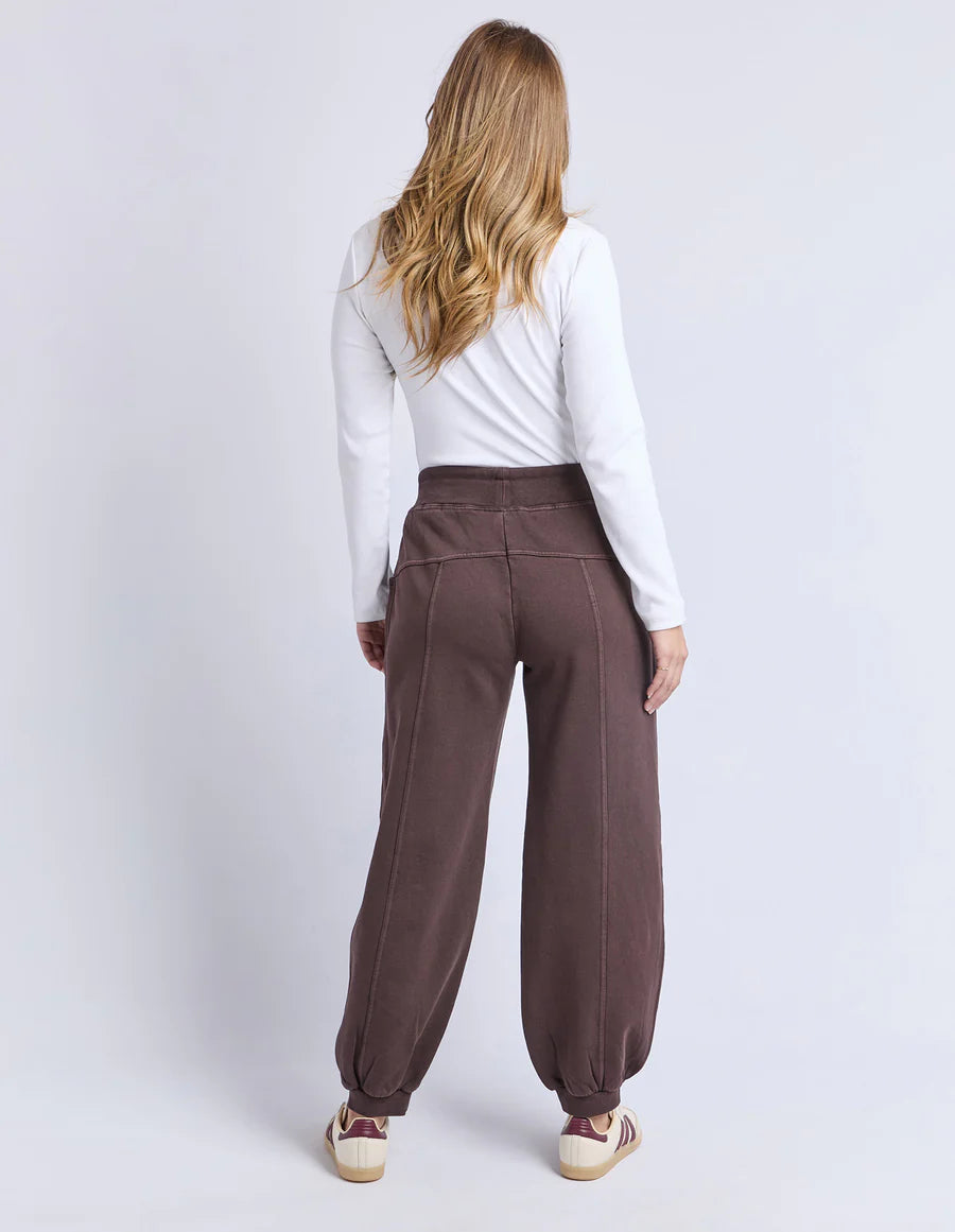 
                  
                    LEO TRACKPANT-COFFEE-DUE JUNE
                  
                