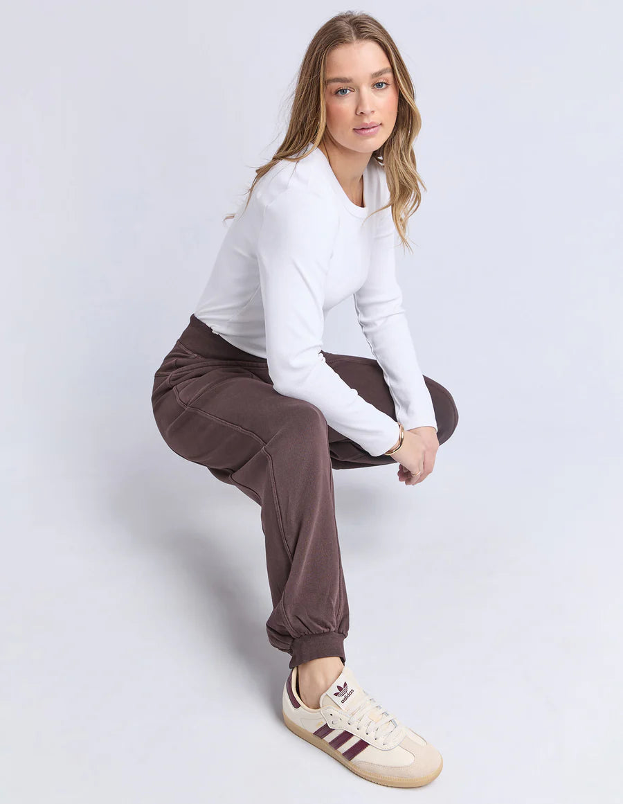 
                  
                    LEO TRACKPANT-COFFEE-DUE JUNE
                  
                