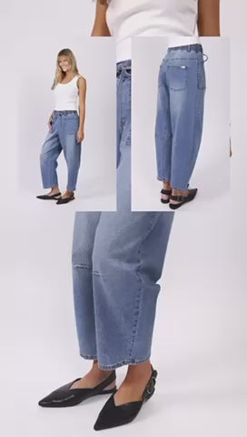 
                  
                    Load and play video in Gallery viewer, PRE ORDER APRIL - LEO BARREL JEANS - BLUE
                  
                