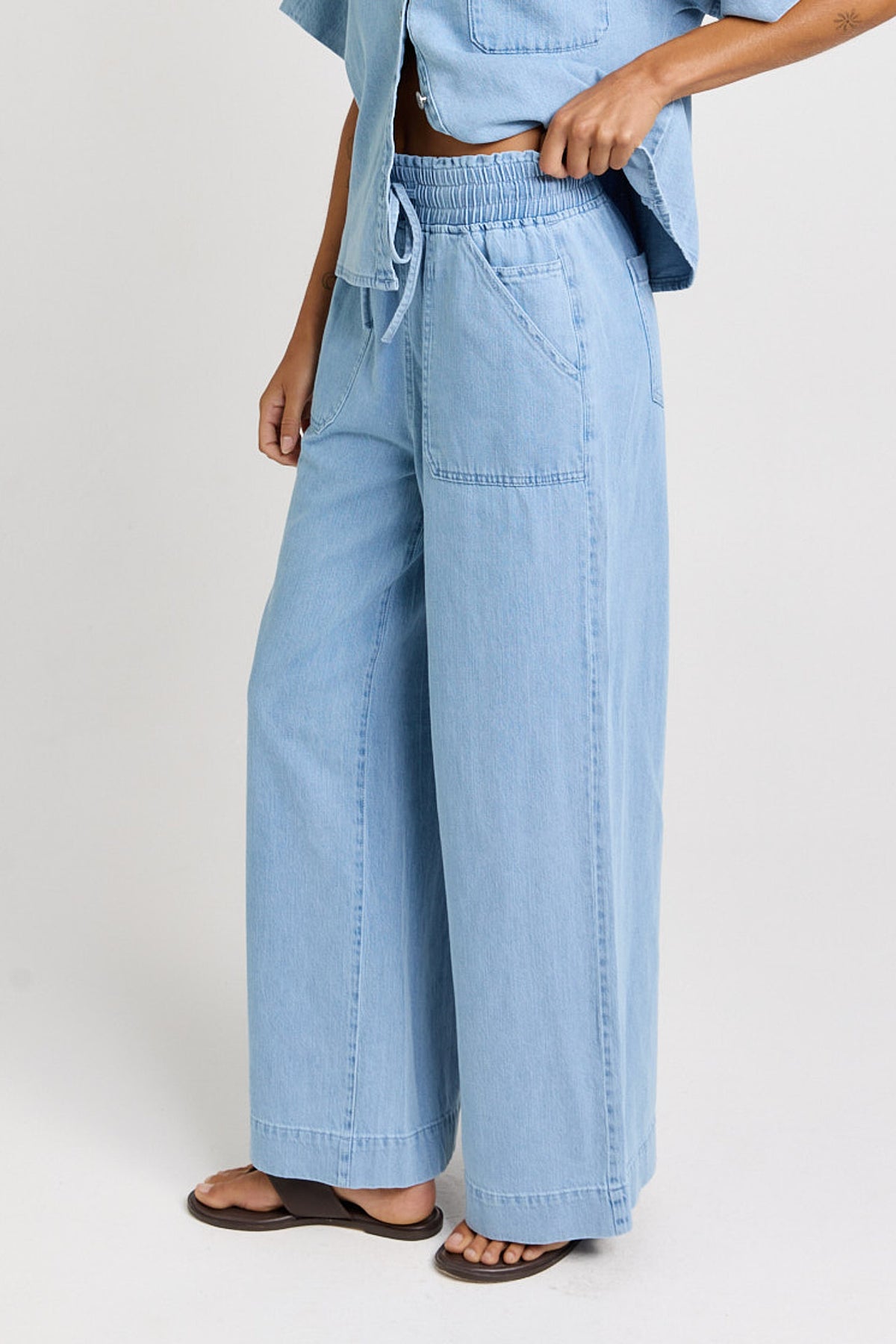 
                  
                    SAFFRA RELAX LEG JEAN
                  
                