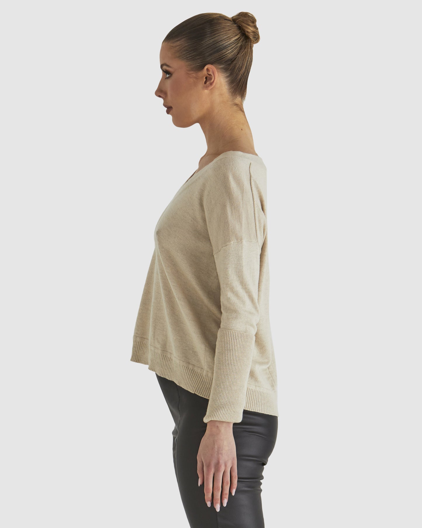 
                  
                    Leonardo Knit -Cream
                  
                