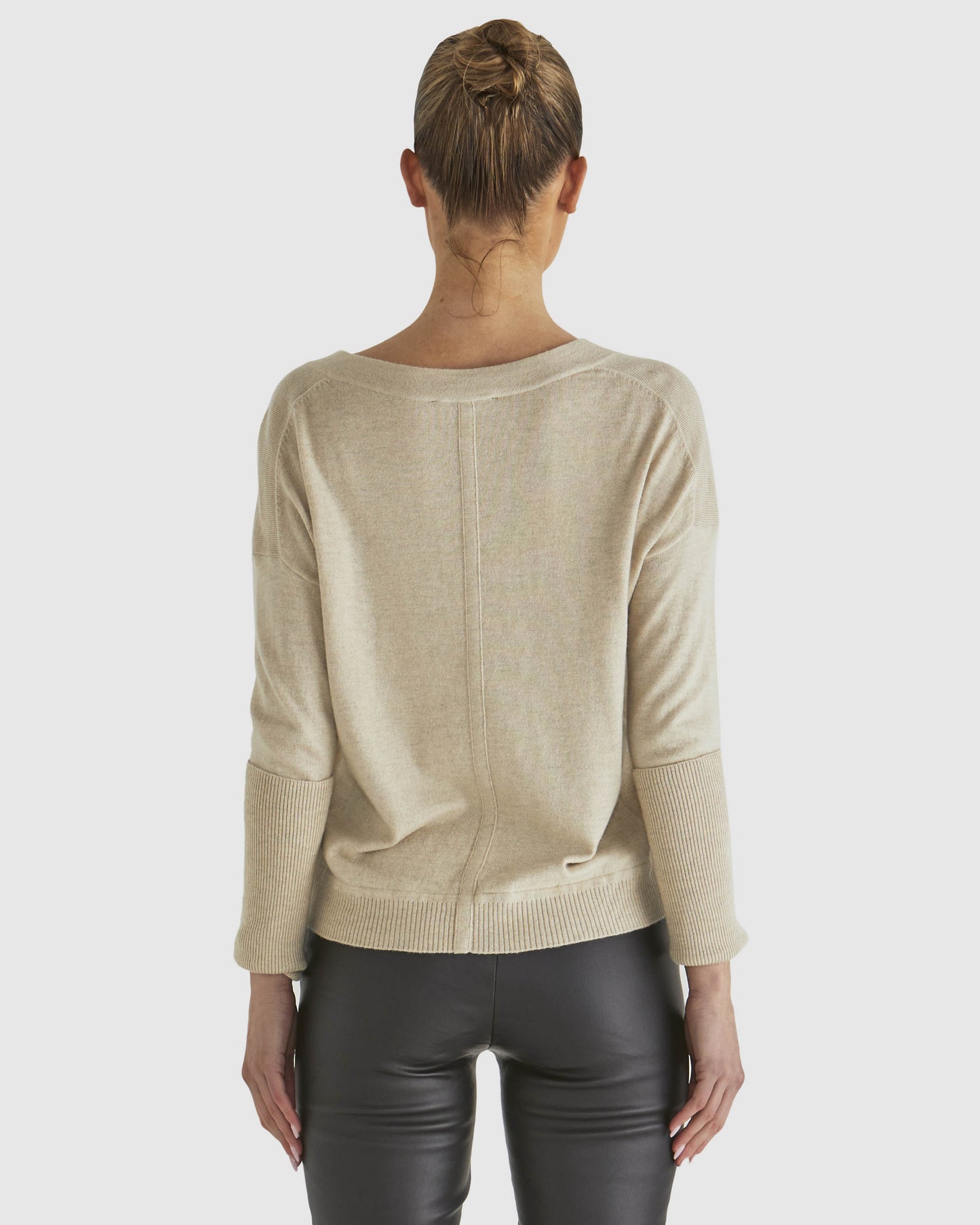 
                  
                    Leonardo Knit -Cream
                  
                