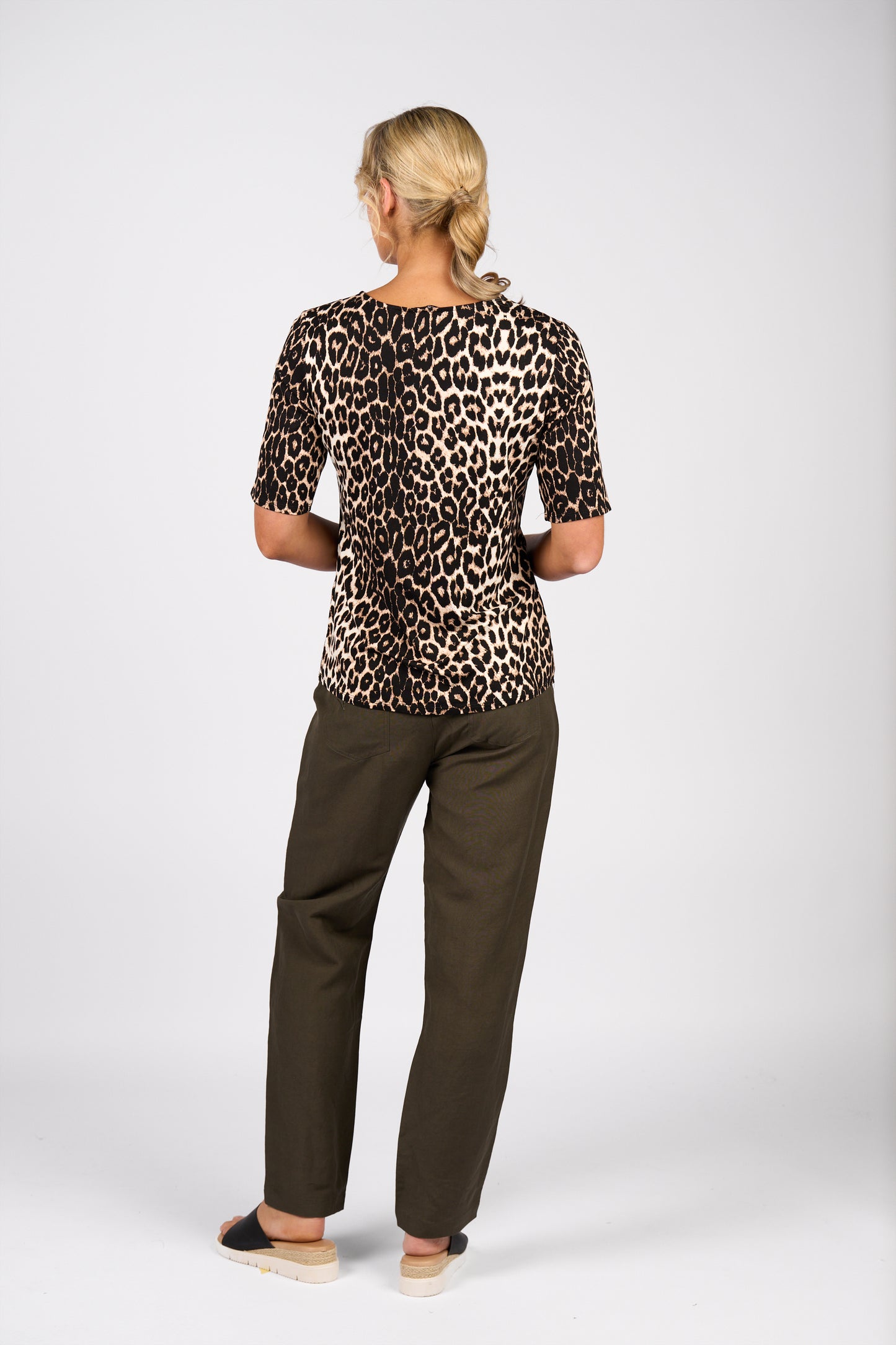 
                  
                    5016-Slim Leg Ankle Grazer Elastic Waist Linen Pant-Khaki
                  
                